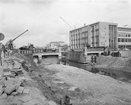 852516 Gezicht op Willemsbrug over de Stadsbuitengracht te Utrecht, tijdens de sloop en de werkzaamheden ten behoeve ...